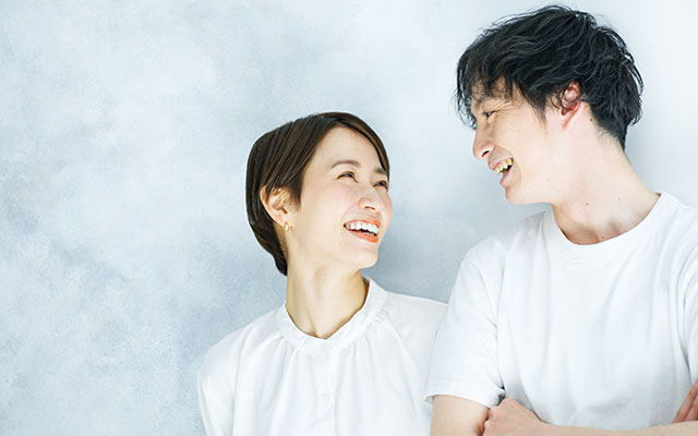 微笑みあう男女