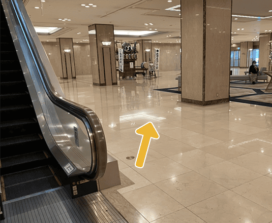 エスカレーター付近