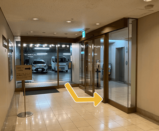 B1F駐車場とホテル入り口